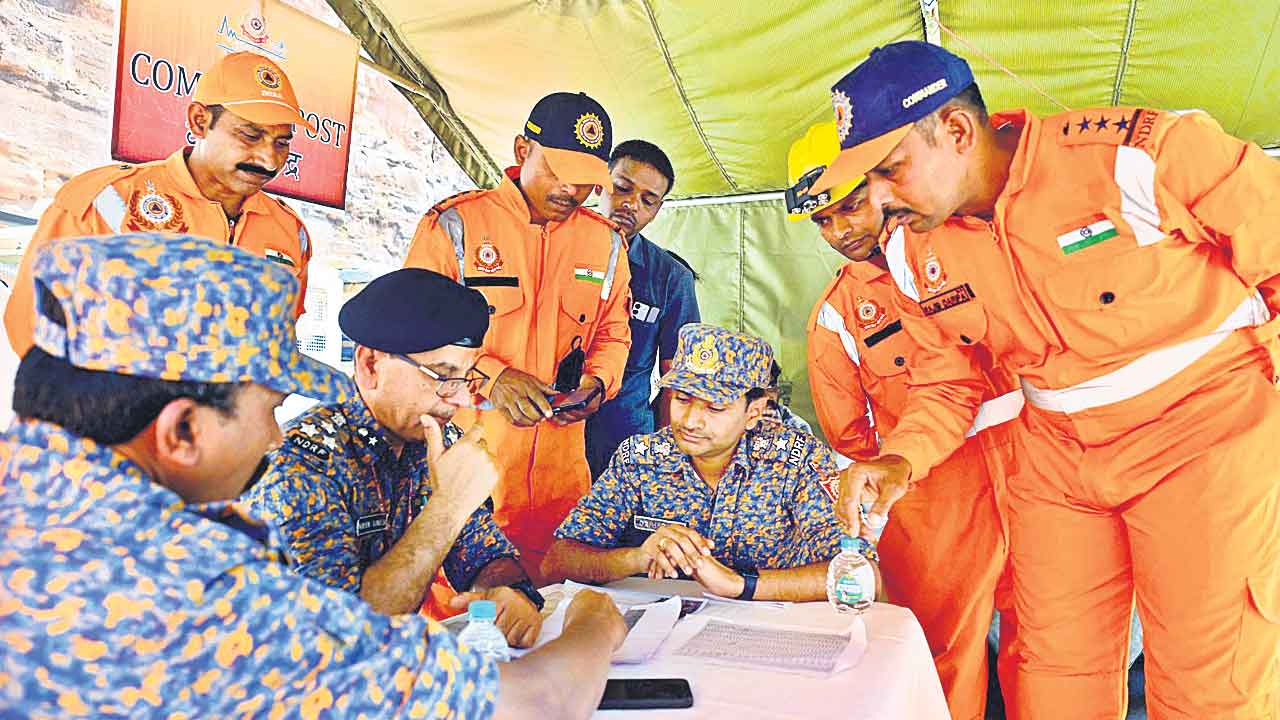 ఘటనా స్థలానికి ర్యాట్‌ మైనర్స్‌, ఎన్‌డీఆర్‌ఎఫ్‌ బృందం