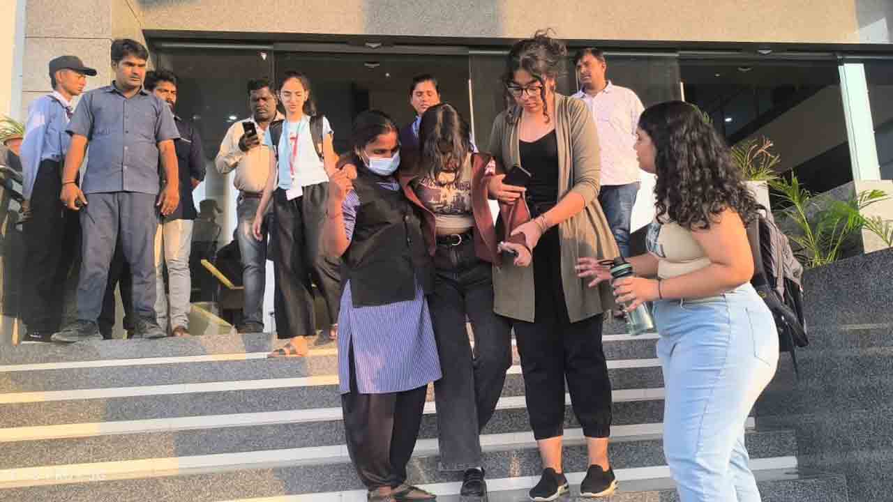 ఎన్‌ఎంఐఎంఎస్‌ యూనివర్సిటీలో ఫుడ్‌పాయిజన్‌