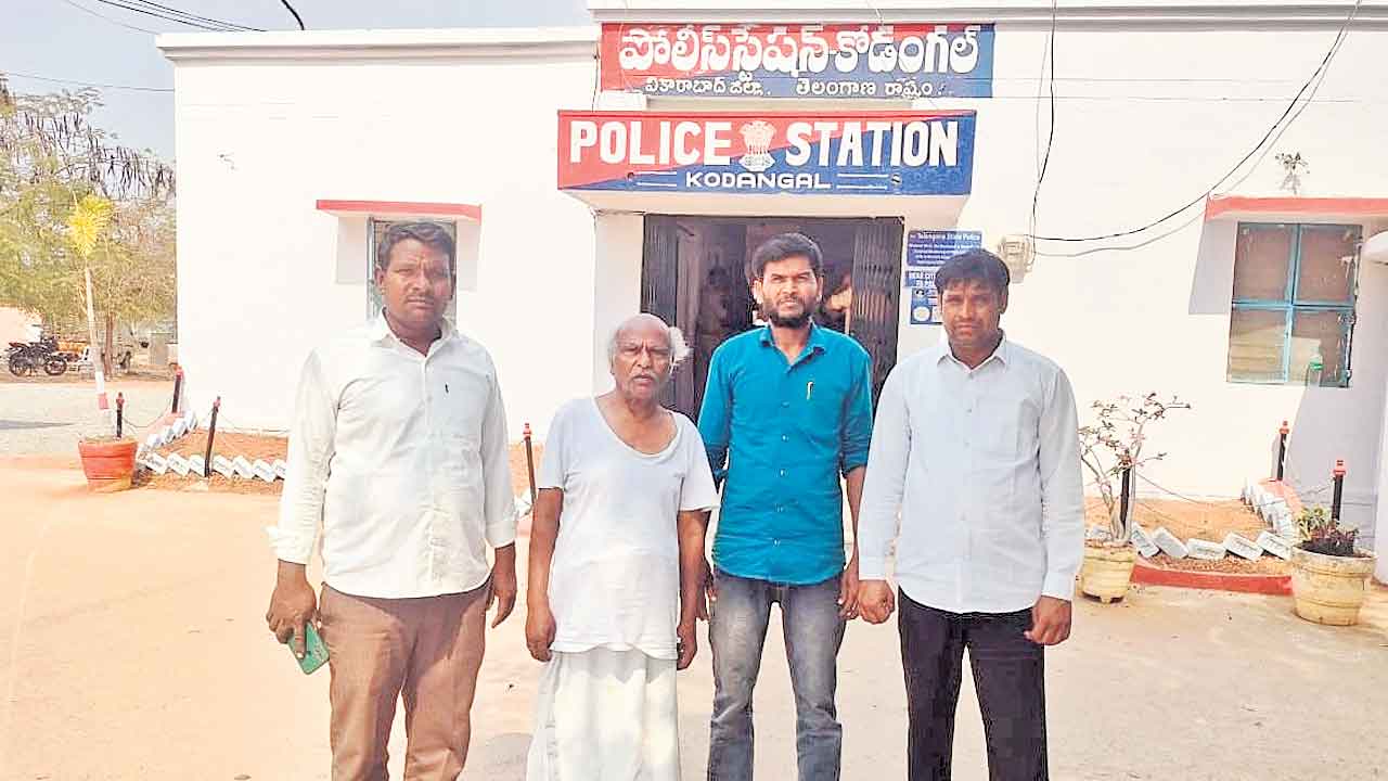 ఇందిరమ్మ ఇండ్లు ఇచ్చిన ఊర్లల్లోనే పోటీ