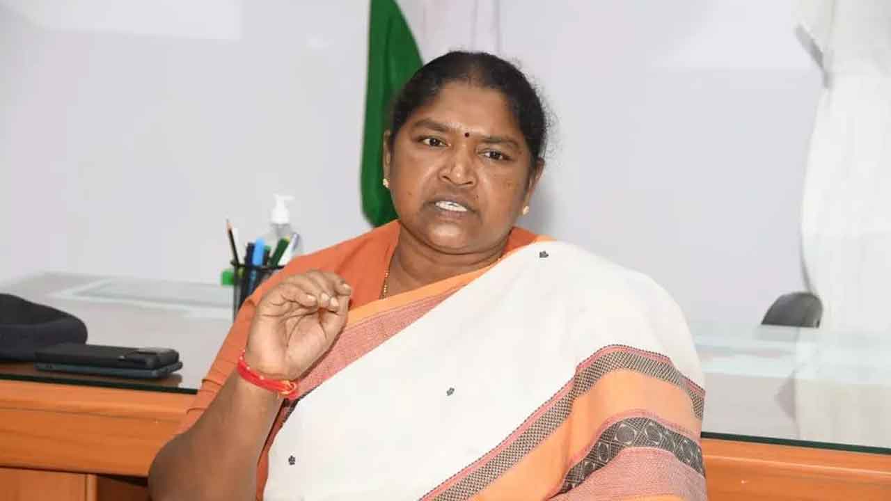 Teenmar Mallanna | అప్పుడెందుకు చెప్పలేదు.. తీన్మార్ మల్లన్నపై మంత్రి సీతక్క సీరియస్..!