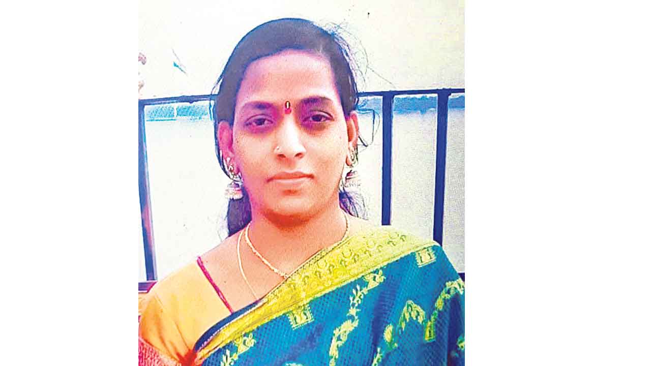 అమ్మ చనిపోయిందని కూతుళ్ల ఆత్మహత్యాయత్నం