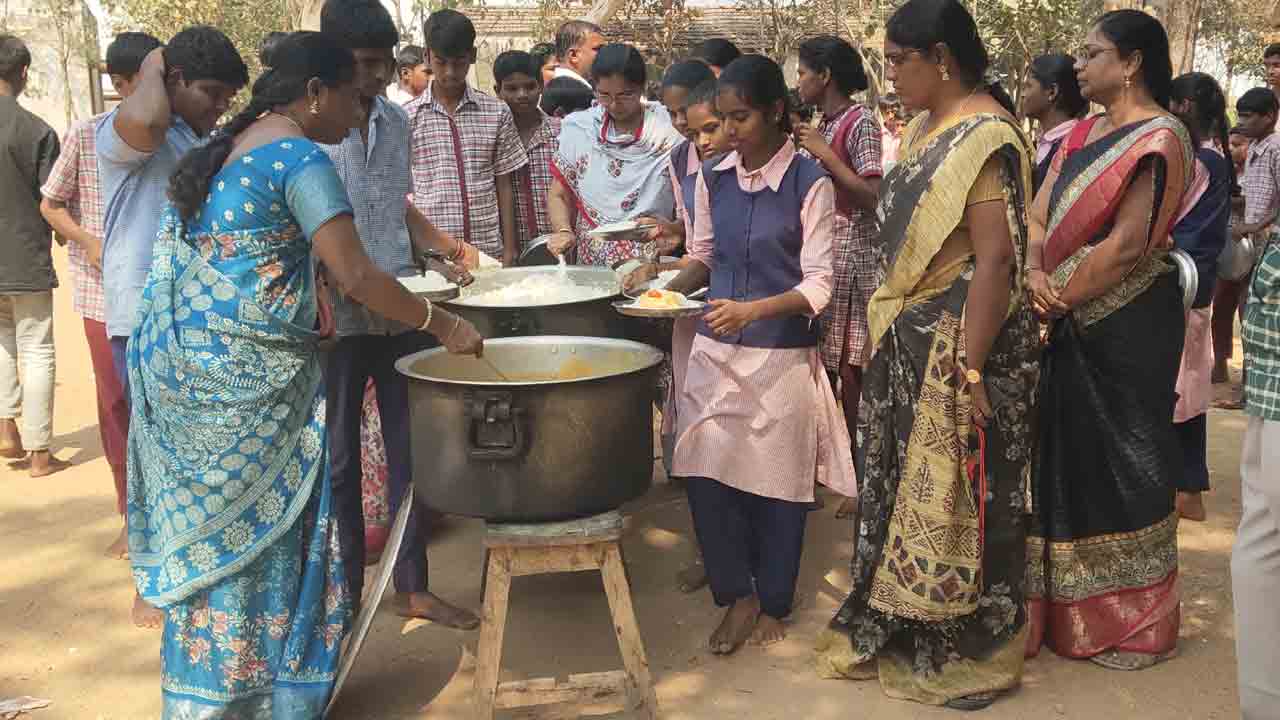 భోజనం బాగా లేదని.. విద్యార్థుల ఆందోళన
