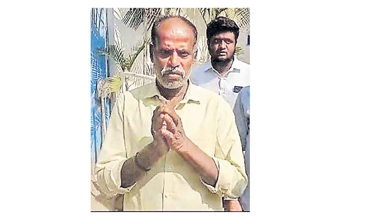 Sircilla | సిరిసిల్లలో ఆగని కక్ష సాధింపులు.. ఒకే ఇంటిపేరు ఉన్నదని సామాన్య రైతు నిర్బంధం!