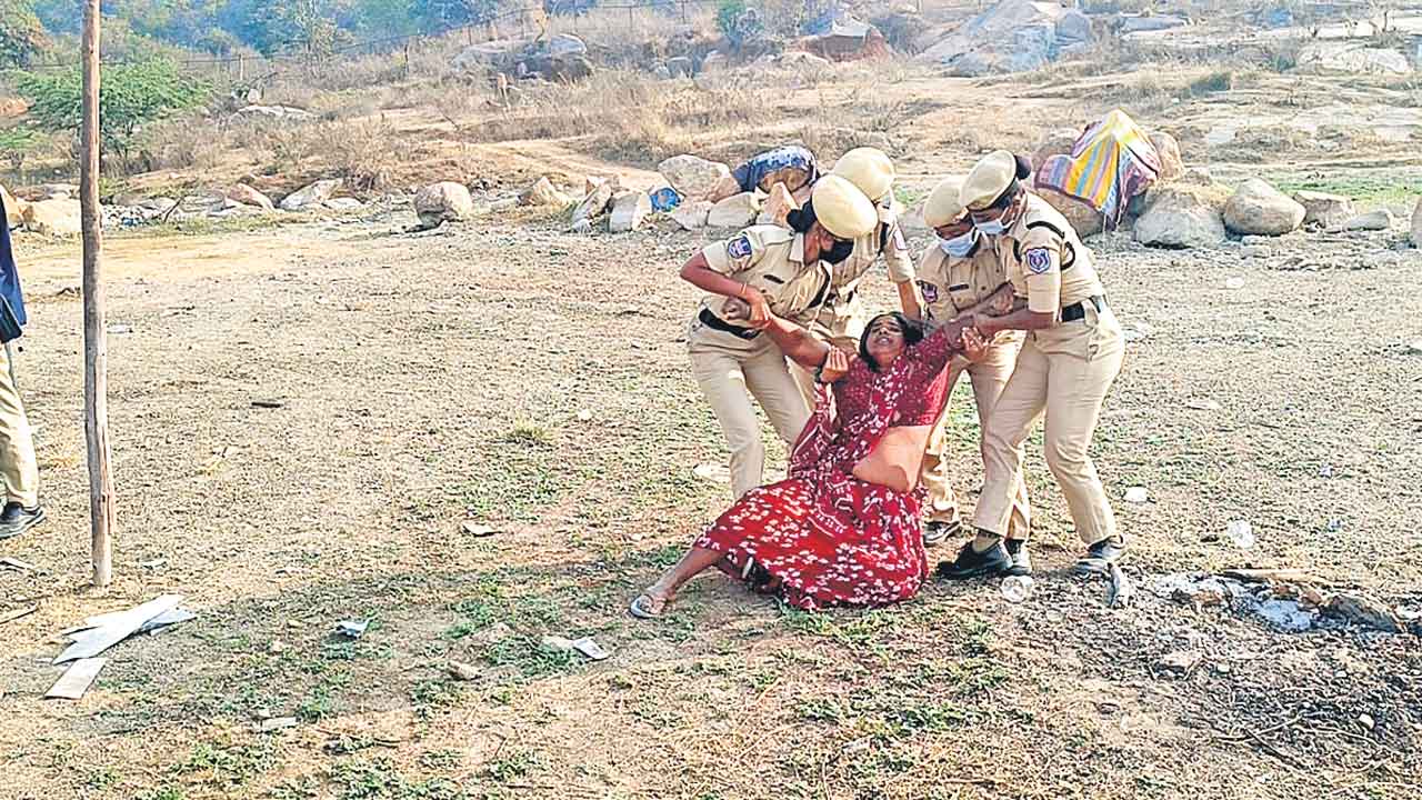 Hyderabad | కాళ్లు పట్టుకున్నా కనికరించలేదు.. నిర్దాక్షిణ్యంగా పేదల గూళ్లు కూల్చివేత