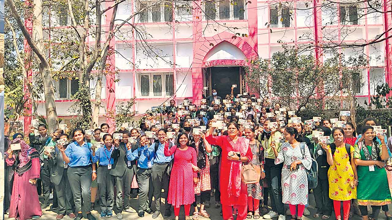 ప్రియాంకగాంధీ.. స్కూటీ ఎక్కడ?