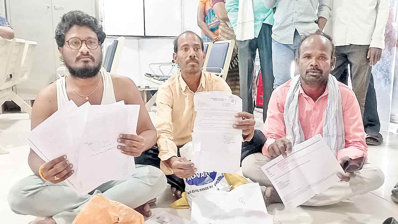 బ్యాంకులో రైతుల ఆందోళన