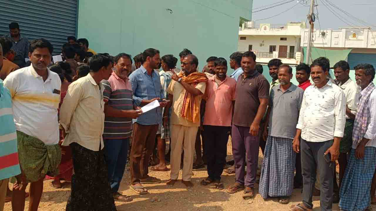 యూరియా పాట్లు