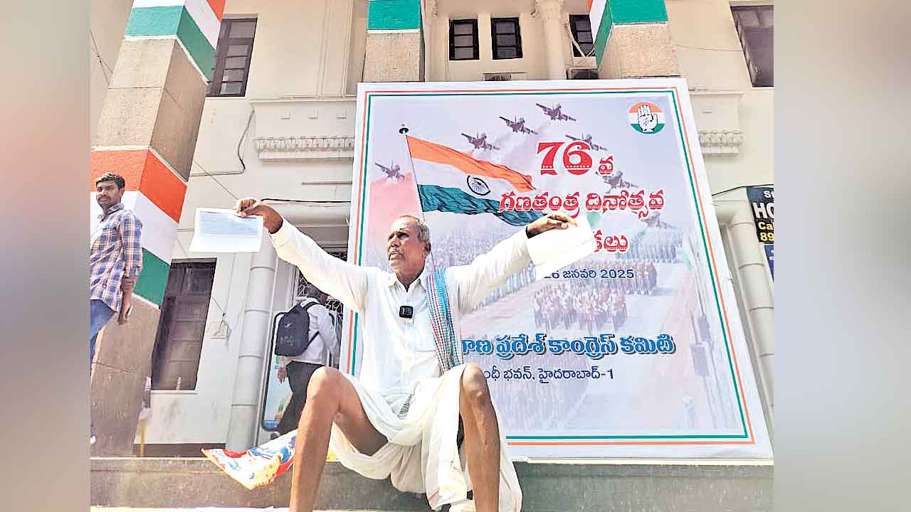 Gandhi Bhavan | రుణమాఫీ చేసే దాకా ఇక్కణ్నుంచి పోను.. గాంధీభవన్‌ మెట్లపై రైతు యాదగిరి నిరసన