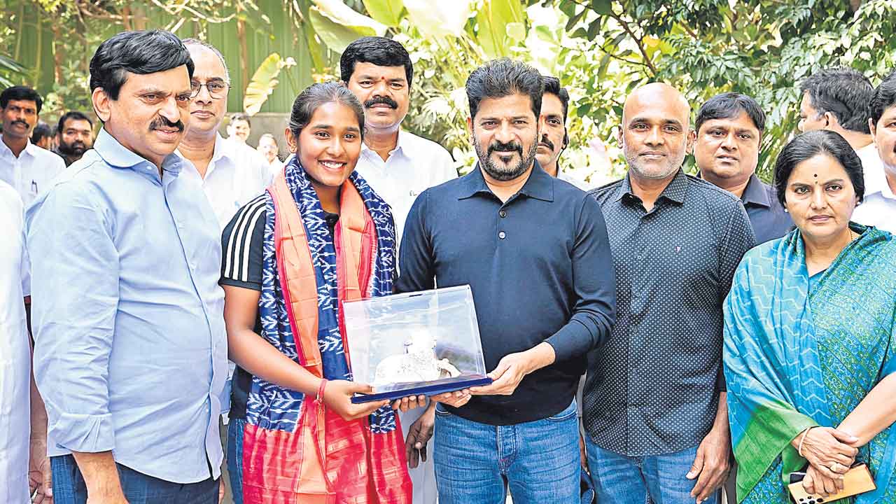 Gongidi Trisha |  త్రిషకు కోటి నజరానా.. .. ప్రోత్సాహం అందజేసిన సీఎం రేవంత్‌ రెడ్డి