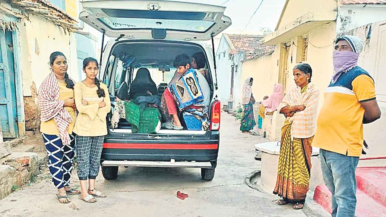 Sircilla | గూడులేక అంబులెన్స్‌లోనే మృతదేహం.. అంత్యక్రియలు జరిపించిన గ్రామస్తులు