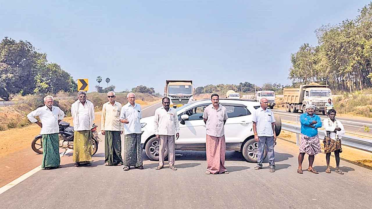 గ్రీన్ఫీల్డ్ హైవేపై రైతుల ధర్నా