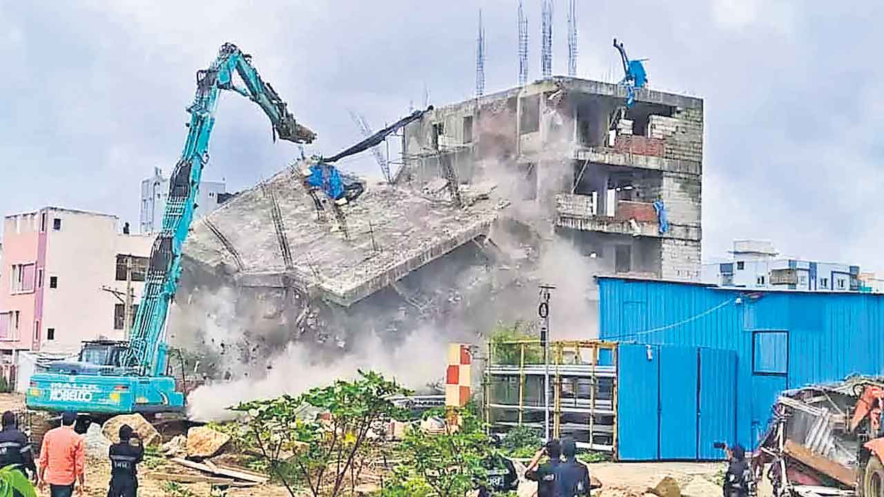 పాలకులా.. పాలోళ్లా..?