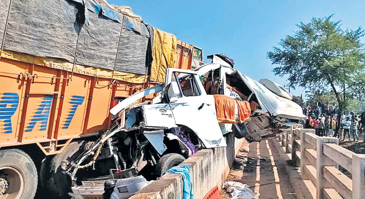 కుంభమేళాకు వెళ్లివస్త్త్తూ.. ఏడుగురి దుర్మరణం