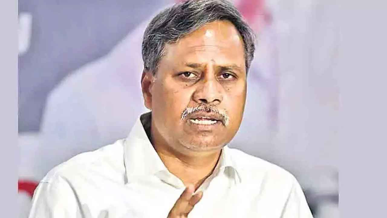 పంటలు ఎండిపోతున్నా పట్టదా?