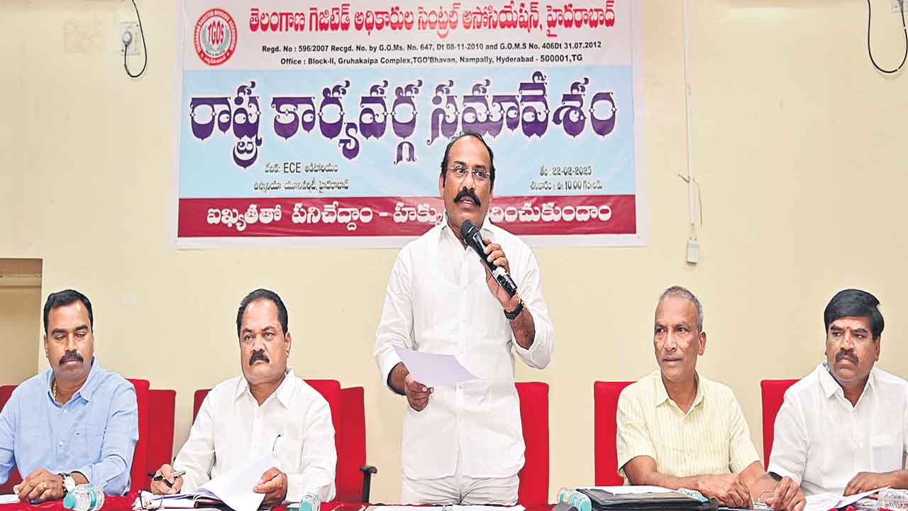 తెలంగాణలోనే 5 డీఏలు పెండింగ్‌