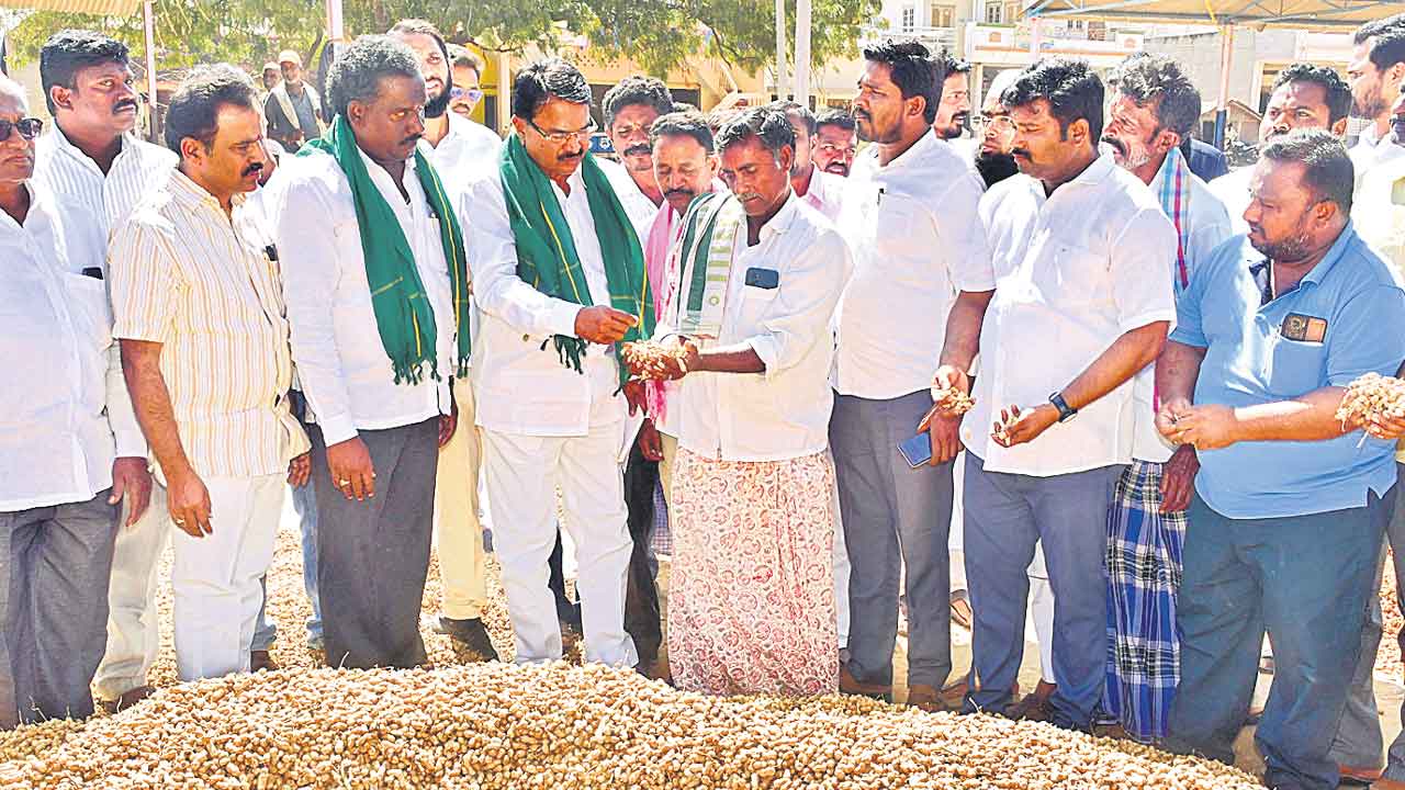 రేవంత్‌ తీరుతోనే రైతు ఆత్మహత్యలు