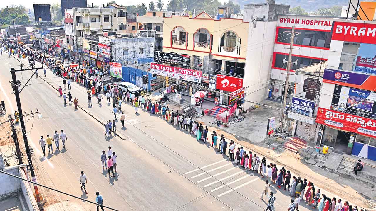 ఆలయాలకు పోటెత్తిన భక్తులు