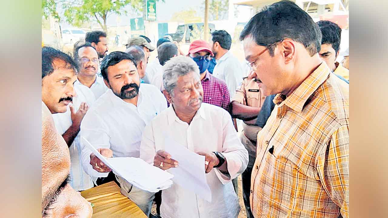 AV Ranganath | లాయర్‌ వర్సెస్‌ హైడ్రా కమిషనర్‌.. రాంగోపాల్‌నగర్‌ భూ వివాదంపై గరం గరం