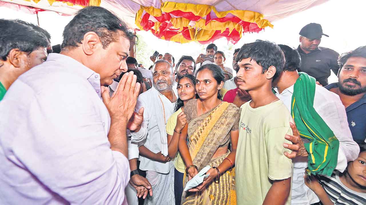 బీఆర్ఎస్ కార్యకర్తల కుటుంబాలకు పరిహారం