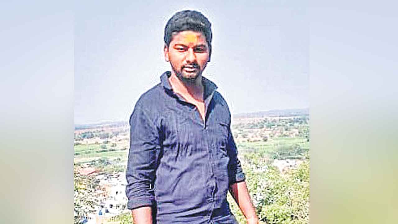 గిరాకీ లేక ఆటోడ్రైవర్‌ ఆత్మహత్య