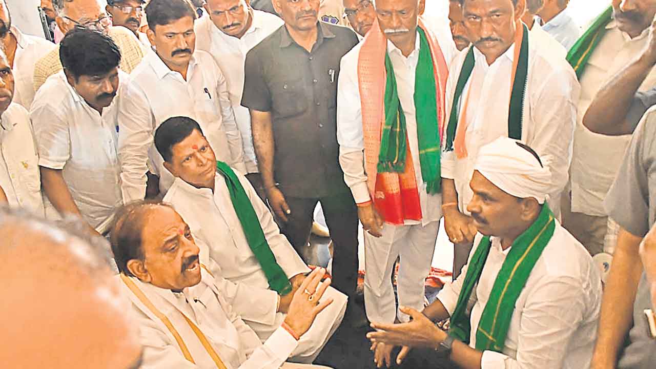 తుమ్మల ఎదుటే కాంగ్రెస్‌ వర్గీయుల బాహాబాహీ