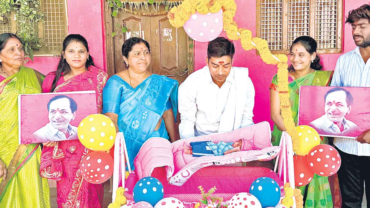 మాజీ సర్పంచ్‌ మనుమడికి కేసీఆర్‌గా నామకరణం