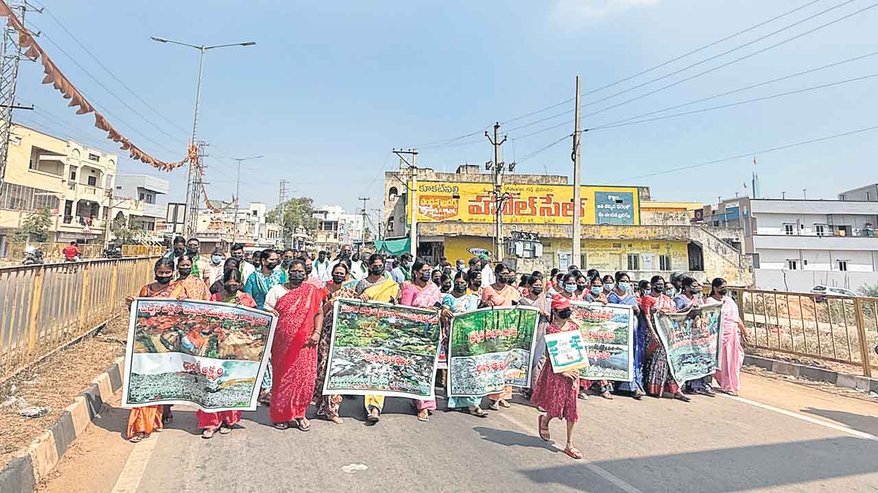 ఇంటి పన్ను కింద పింఛన్‌ జమ