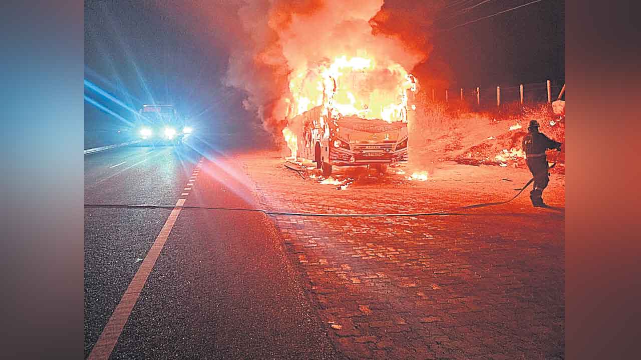 ట్రావెల్స్‌ బస్సు దగ్ధం