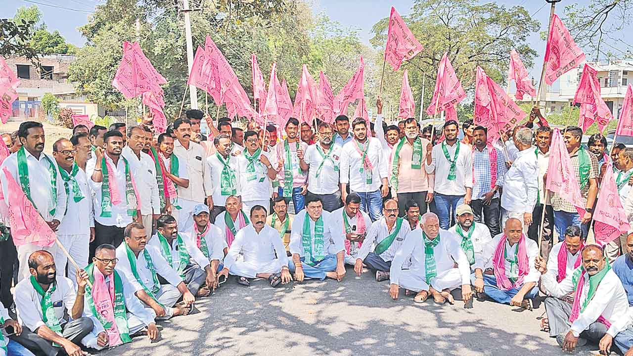 బోనస్‌ ఇవ్వాలని బీఆర్‌ఎస్‌ ధర్నా