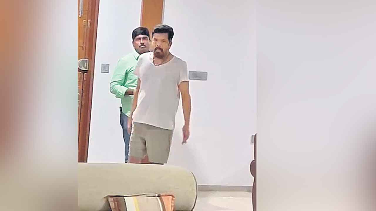 సినీనటుడు పోసాని కృష్ణమురళి అరెస్ట్‌