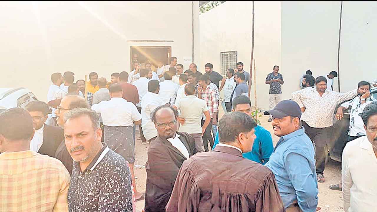 84 పందెం కోళ్లు రూ.16.60 లక్షలు