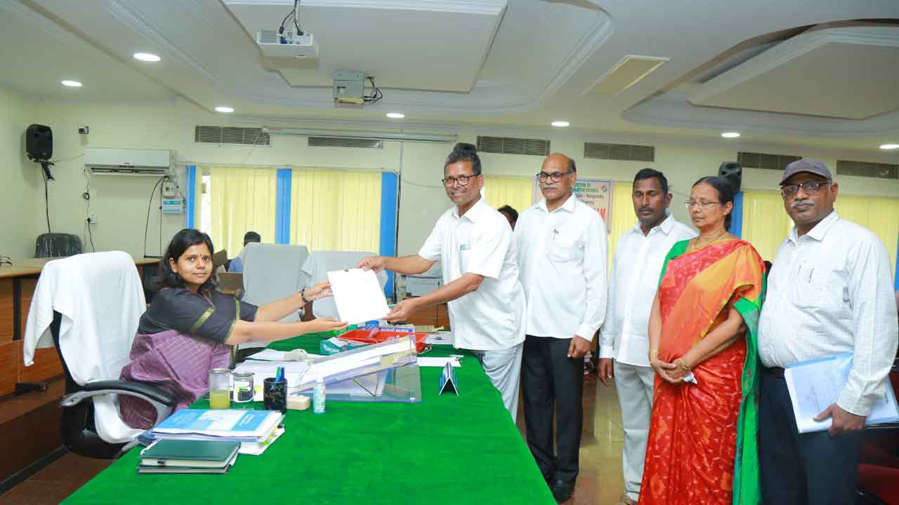 టీచర్‌ ఎమ్మెల్సీ అభ్యర్థిగా అల్గుబెల్లి నామినేషన్‌