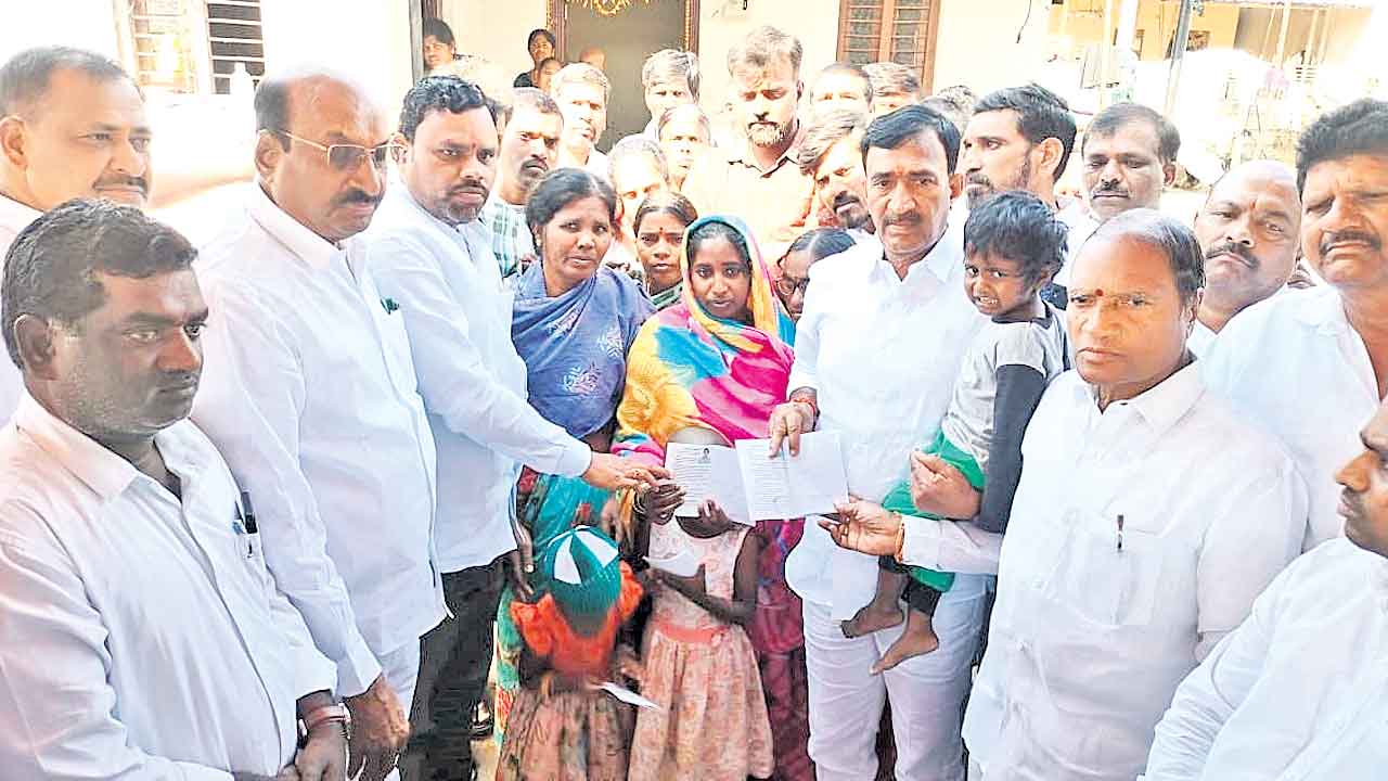 ముగ్గురు చిన్నారుల పేరిట పోస్టల్‌ డిపాజిట్లు