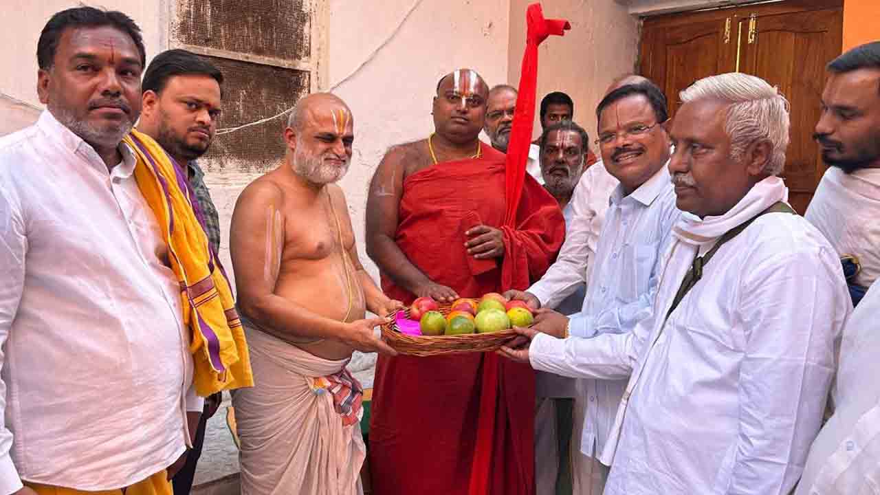 Chilukuru Balaji Temple | రంగరాజన్‌కు అహోబిలం రామానుజ జీయర్‌ స్వామి పరామర్శ