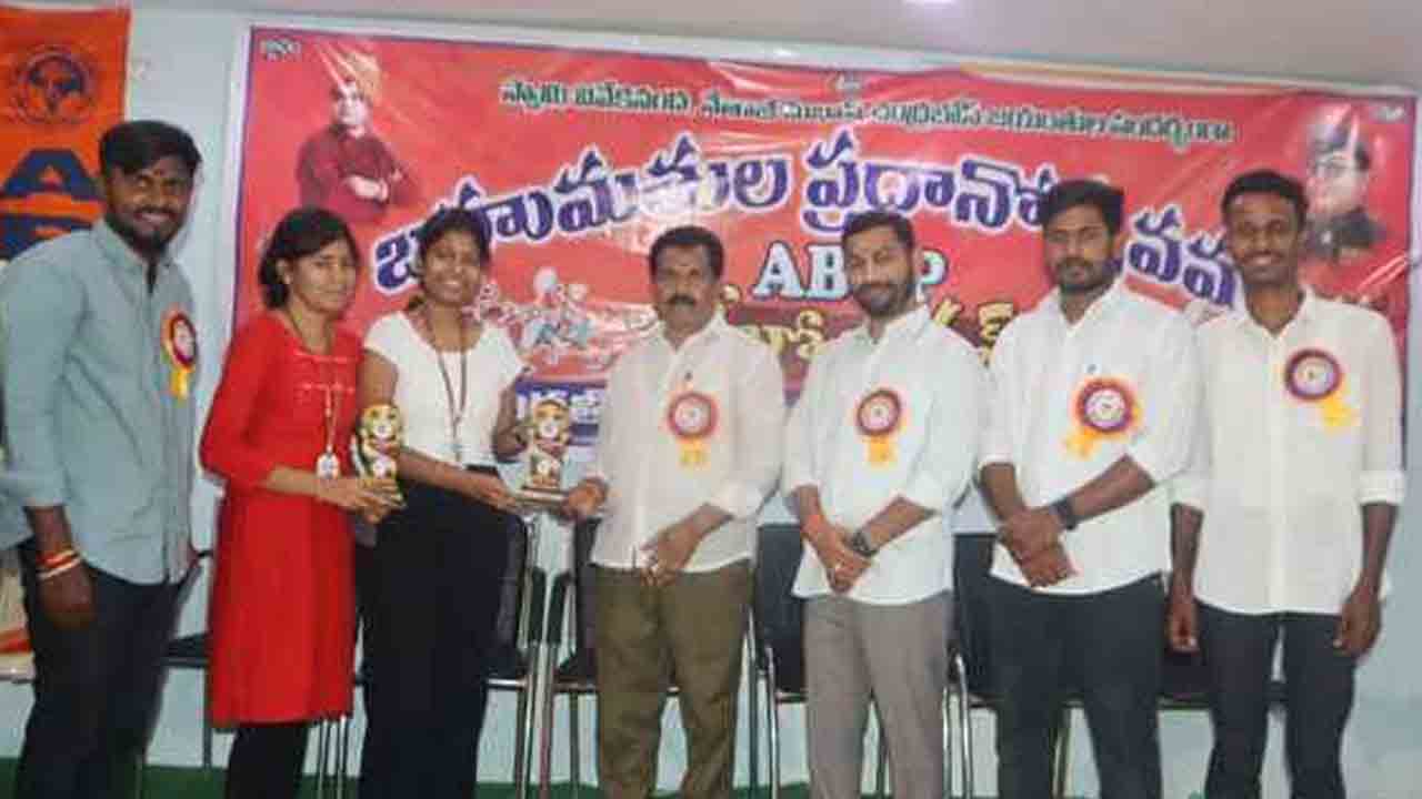 Doctor Dhanpal Vinaykumar | విద్యార్థి పరిషత్ సమాజం పట్ల బాధ్యతను పెంచుతుంది : డాక్టర్‌ ధన్‌పాల్‌ వినయ్‌కుమార్‌