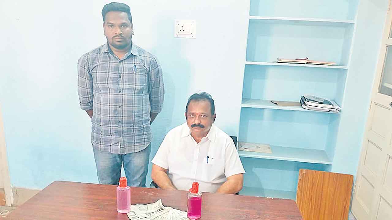 ఇంటి అనుమతికి 10వేలు లంచం