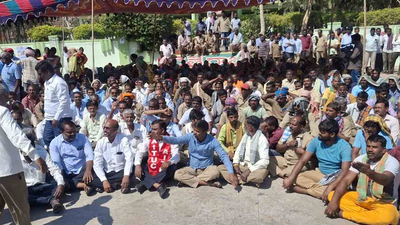 Workers Agitation | నిజామాబాద్‌ మార్కెట్‌ యార్డులో కార్మికుల ఆందోళన.. కమిటీ సభ్యులు క్షమాపణ చెప్పాలని డిమాండ్‌