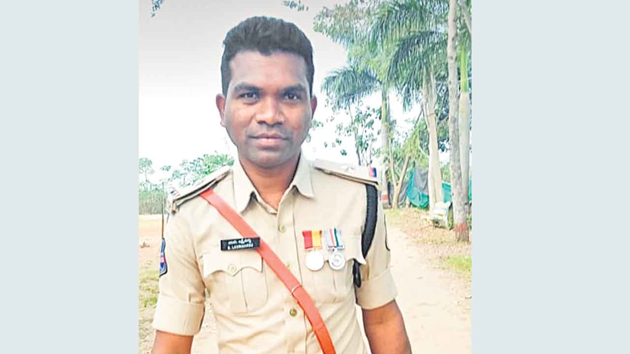 ఉరివేసుకొని ఏఆర్‌ ఎస్సై ఆత్మహత్య