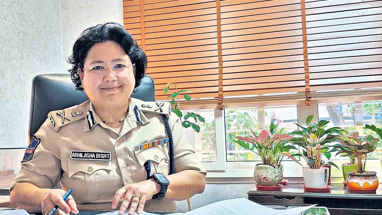 సమర్ధత ఆమె చిరునామా