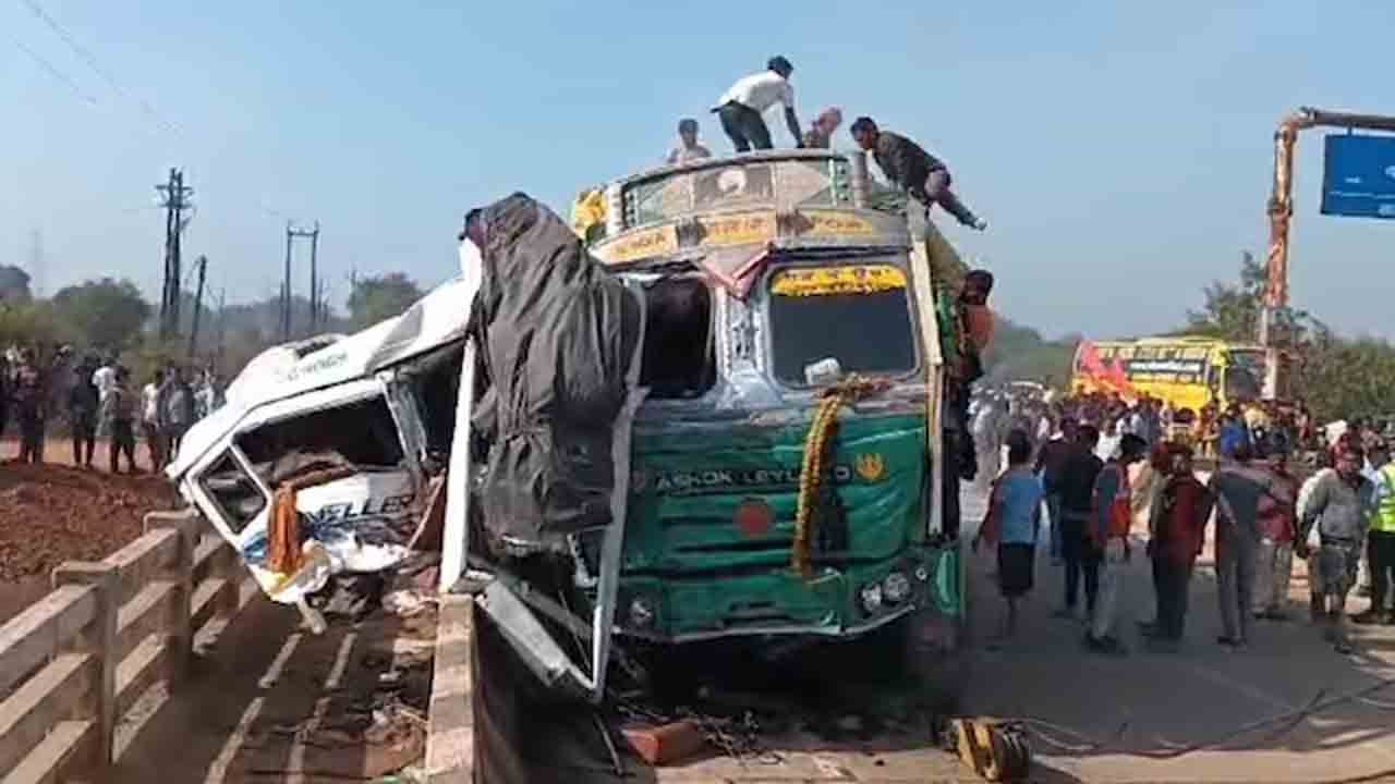 Maha Kumbh | కుంభమేళా నుంచి తిరిగివస్తుండగా ప్రమాదం.. హైదరాబాదీలు మృతి