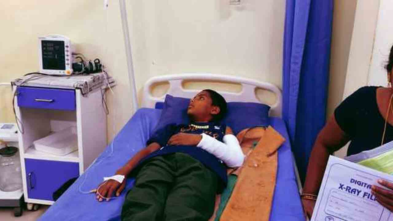 School Bus | డివైడర్‌ను ఢీకొట్టిన స్కూల్‌ బస్సు.. విద్యార్థులకు తప్పిన ప్రమాదం