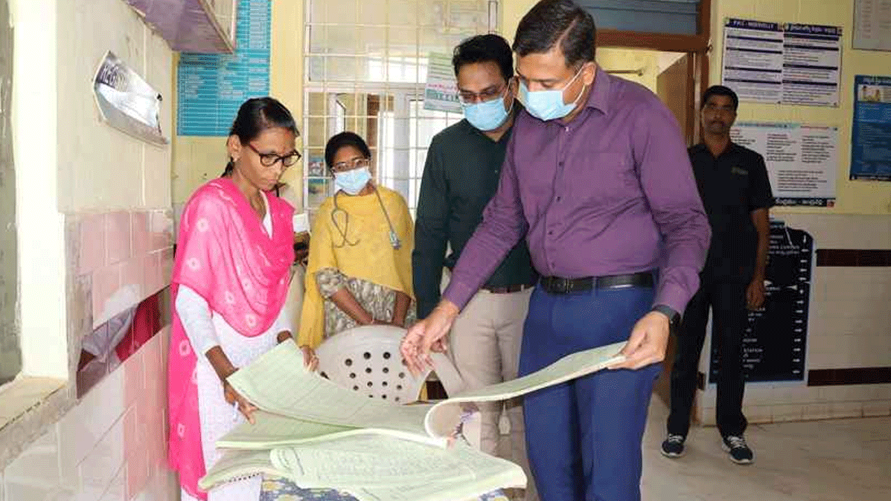 Show cause notices | ఇంద్రవెల్లిలో ఐదుగురు పీహెచ్‌సీ వైద్య సిబ్బందికి షోకాజ్ నోటీసులు