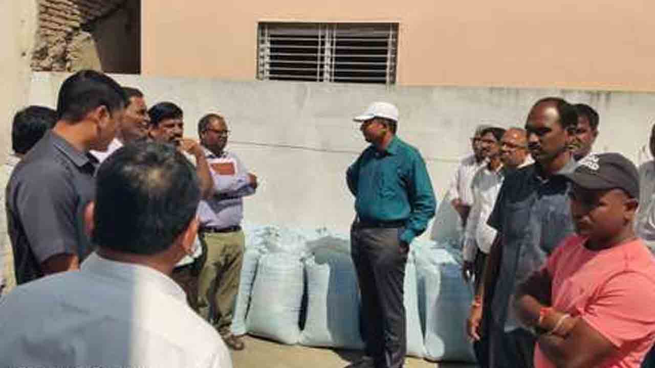 Collector Rajarsi Sha | కంది పంట దిగుబడులను పరిశీలించిన కలెక్టర్