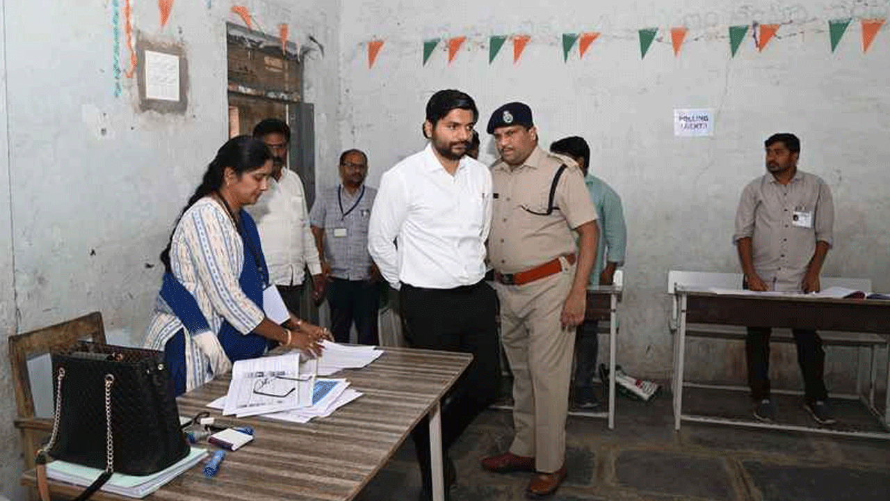 Collector Venkatesh Dhotre | పోలింగ్ ప్రక్రియ సజావుగా నిర్వహించాలి : ఆదిలాబాద్‌ కలెక్టర్ వెంకటేష్ ధోత్రే