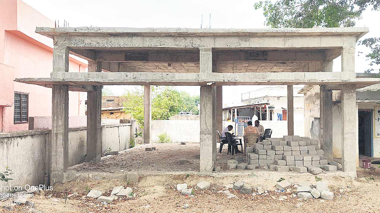 నిధులు లేక నిలిచిన పనులు