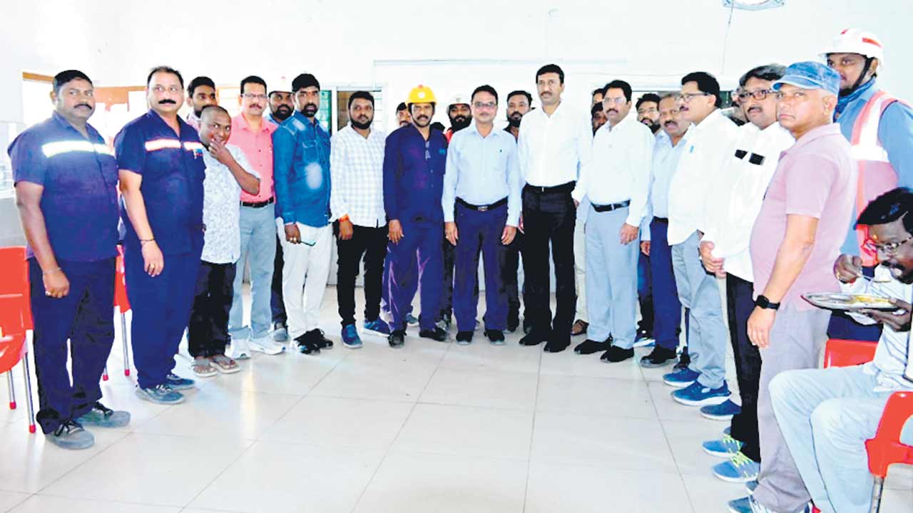 నిర్దేశిత లక్ష్యాలను అధిగమించాలి