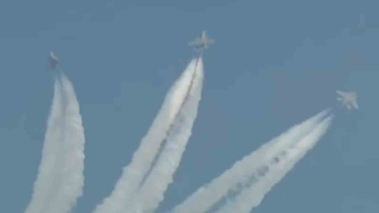 Aero India 2025 | ఏరో ఇండియా-2025 ప్రారంభం.. ఆకట్టుకుంటున్న యుద్ధ విమానాల ప్రదర్శన.. VIDEOS