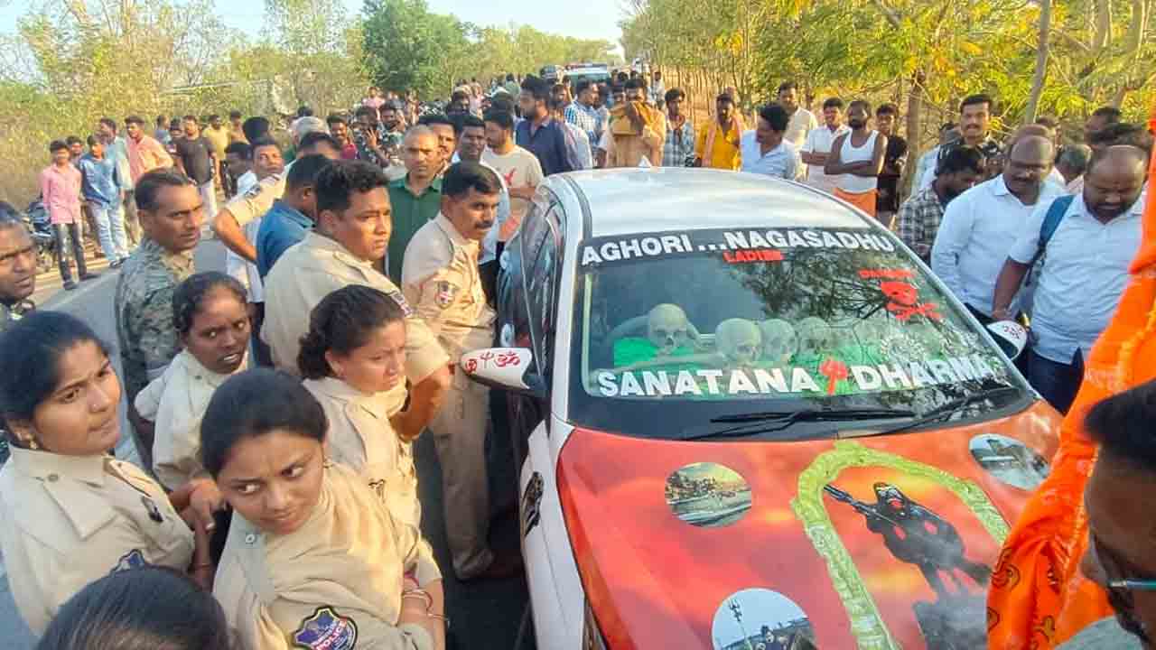 Aghori | రాజన్న ఆలయంలో దర్గాను కూల్చేందుకు వెళ్లిన అఘోరీ.. అడ్డుకున్న పోలీసులు