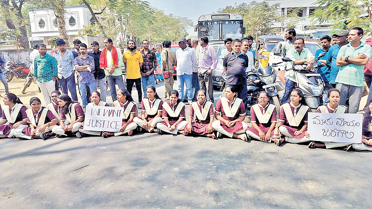 రోడ్డెక్కిన అగ్రికల్చర్‌ కాలేజీ విద్యార్థినులు