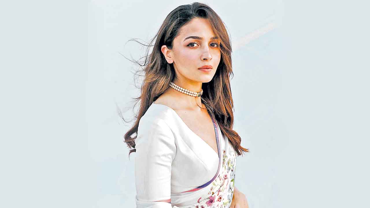 Alia Bhatt | చాలా బాగున్నావు.. ముఖ్యంగా నీ కళ్లు.. ఆ హీరోయిన్‌ని పొగడ్తలతో ముంచెత్తిన అలియా భట్‌